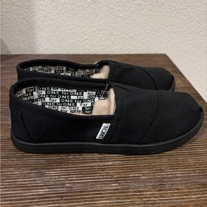 TOMS Classics Black Canvas in youth size 2.5
